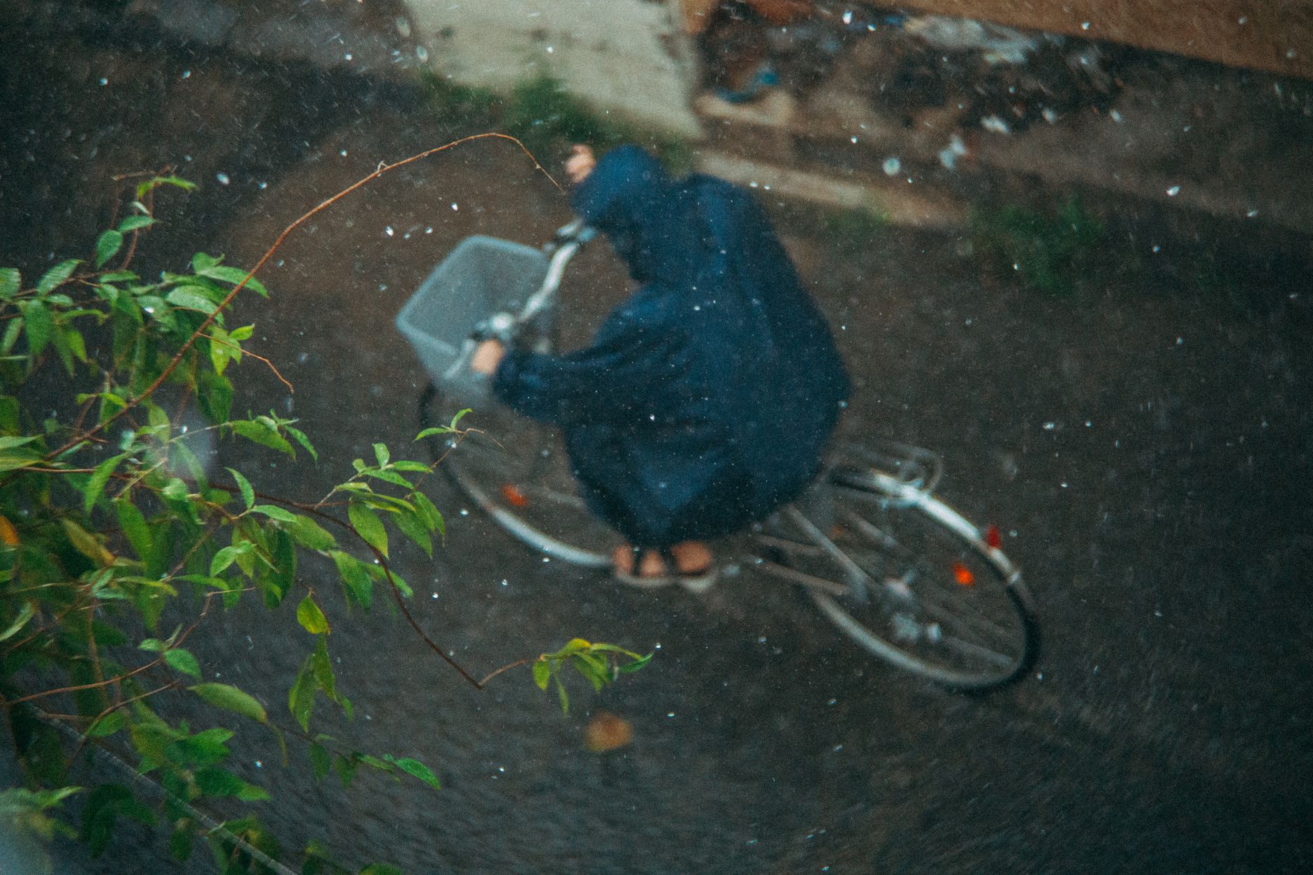 La pluie à vélo, une peur souvent surestimée : chiffres et retour du terrain — cycliste portant une cape de pluie en ville