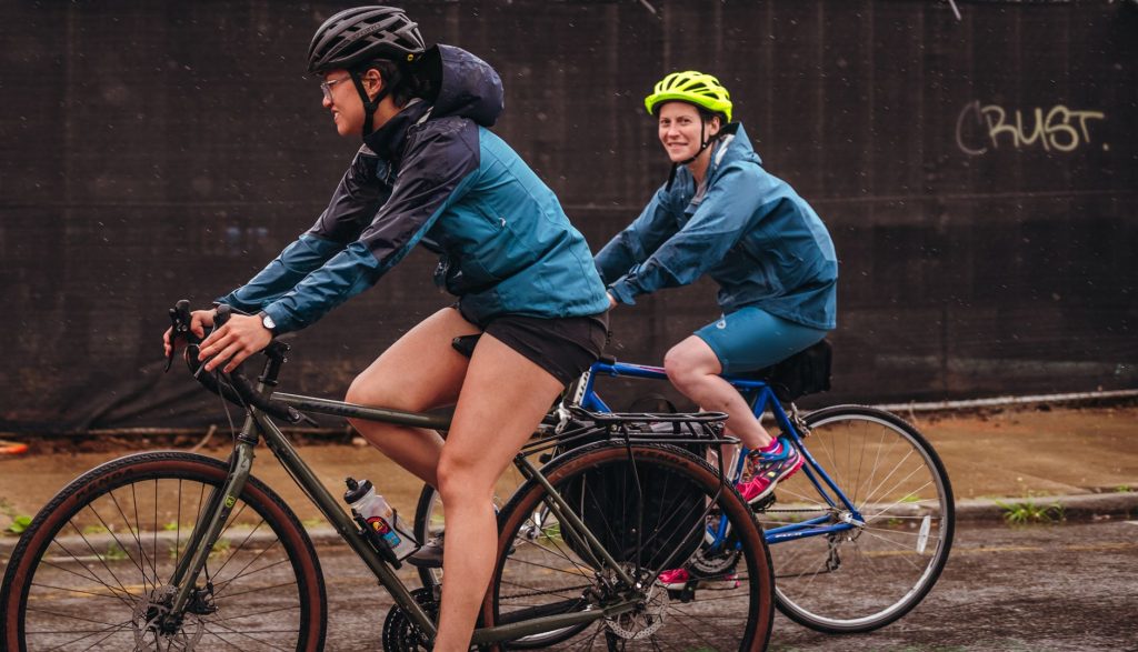 Meilleure cape de pluie vélo — cycliste portant une cape de pluie en ville