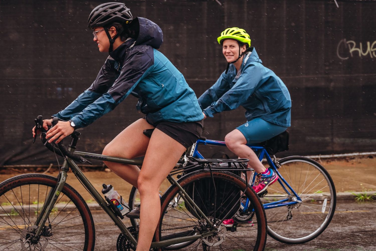 Meilleure cape de pluie vélo : comment choisir le modèle idéal selon vos besoins ?