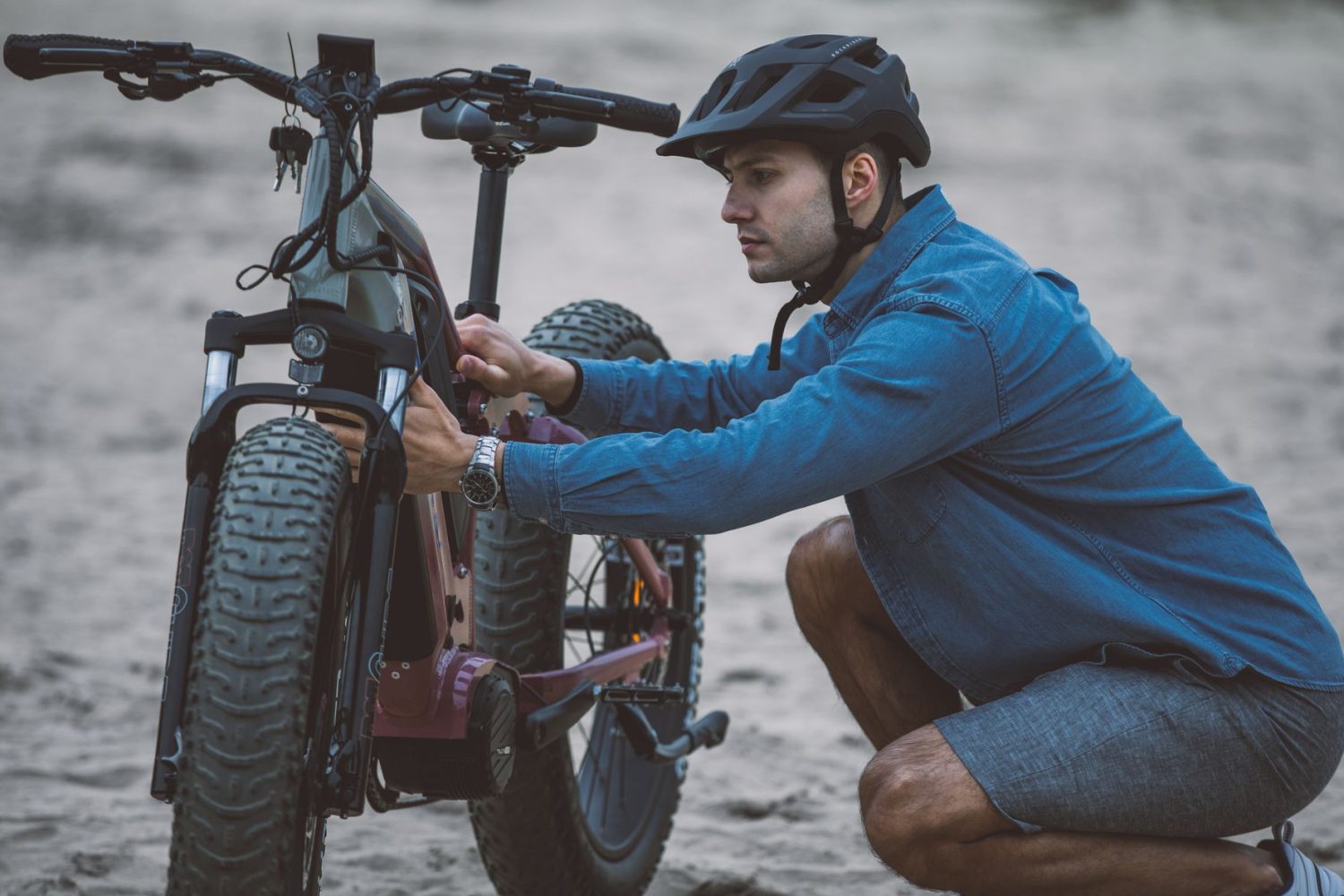 Pourquoi mon vélo électrique se coupe en roulant : causes fréquentes et solutions