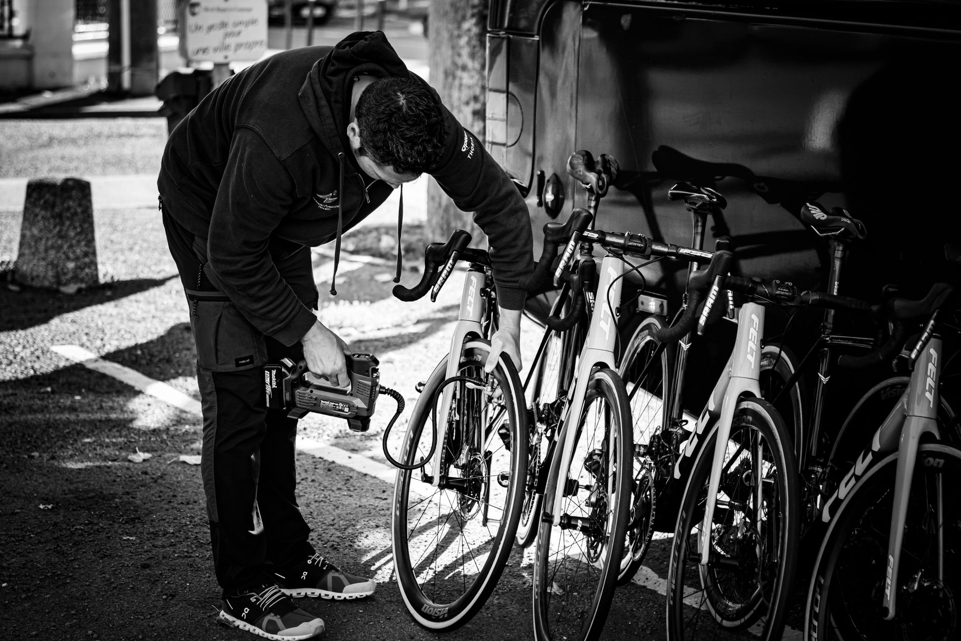 Pression pneu vélo route : Comment la taille des pneus et le poids cycliste dictent la règle en 2026 — manomètre pression pneus vélo route