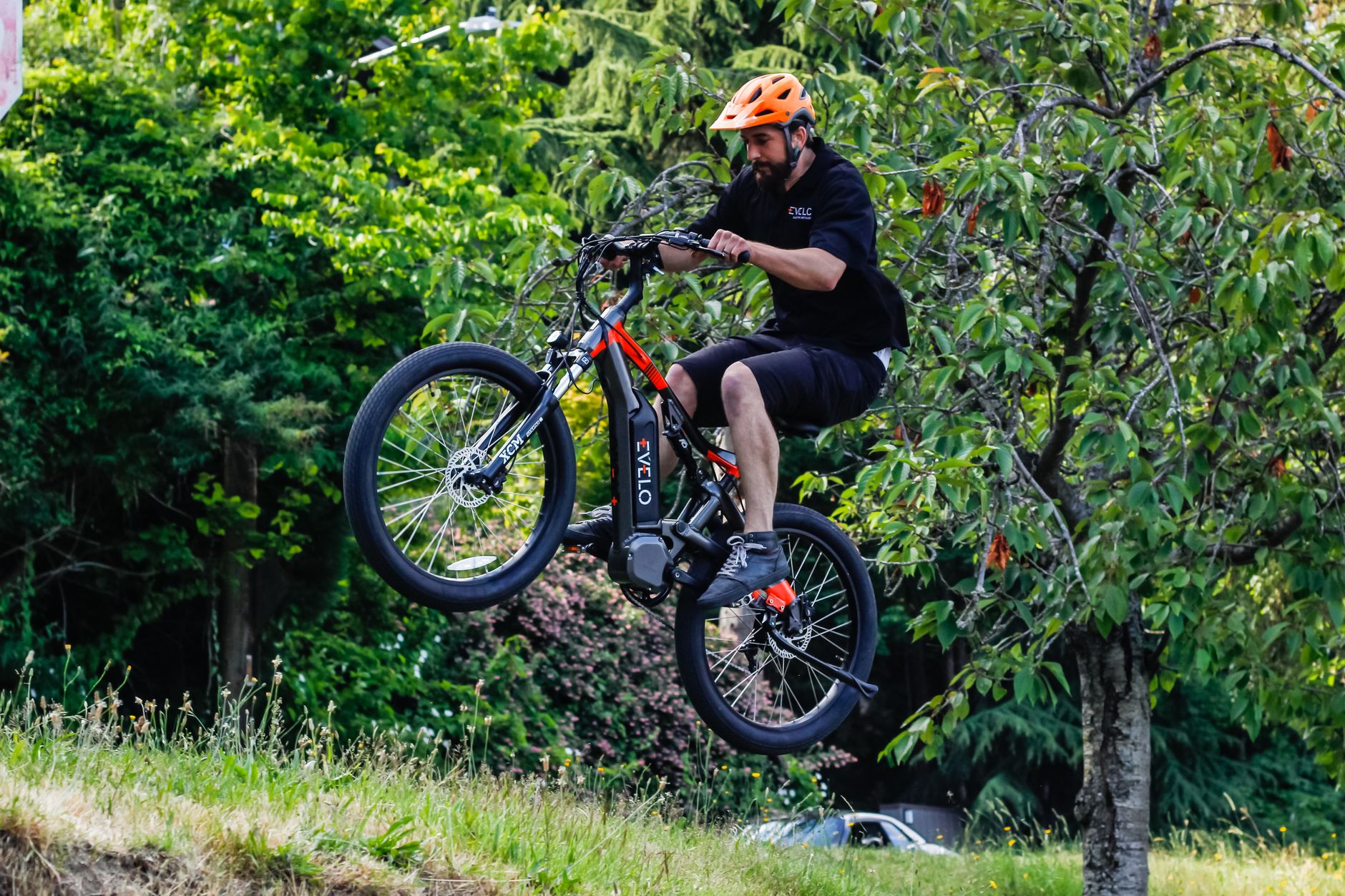Comprendre les critères qui font un VTT électrique au rapport qualité-prix imbattable — VTT électrique sur sentier en forêt