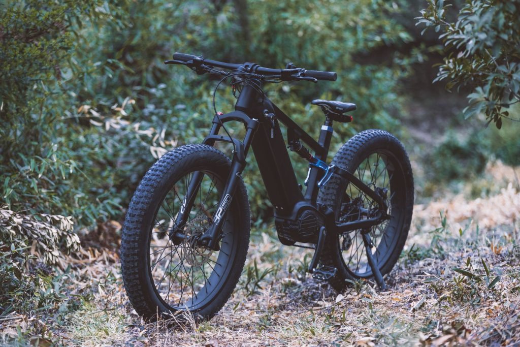 Quel est le meilleur VTT — VTT électrique sur sentier en forêt