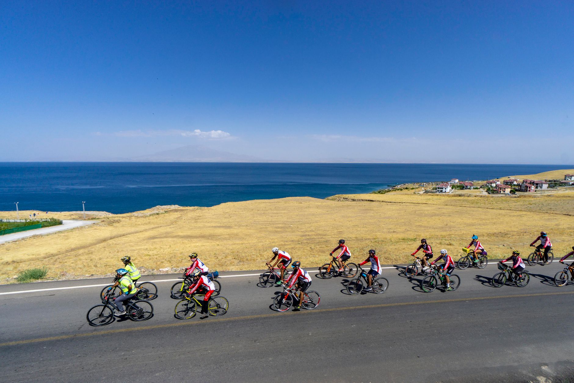 Tour de Corse à vélo : immersion dans un terrain d’exception pour cyclistes avertis — cycliste sur route côtière en Corse