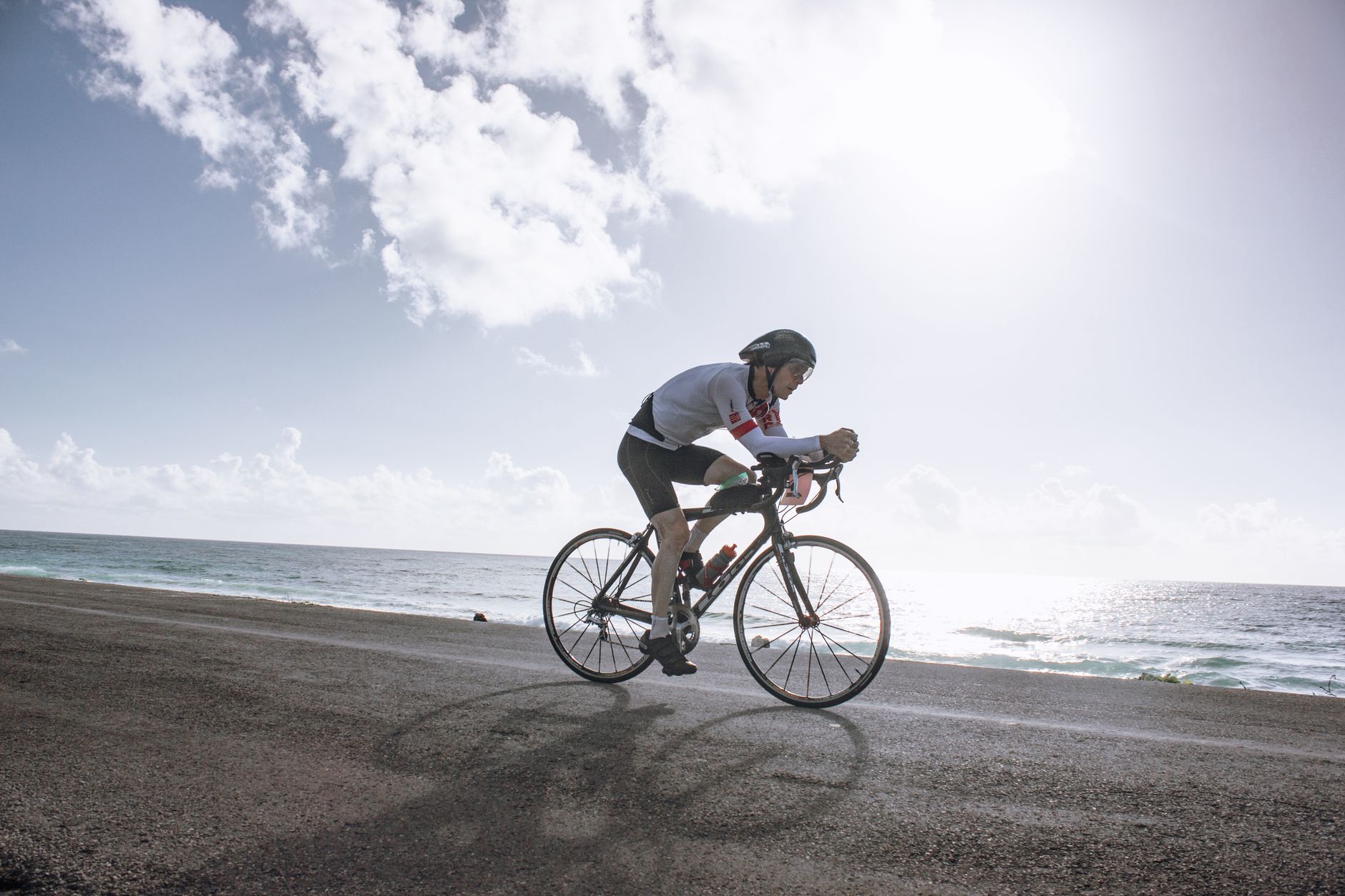 Tour de Corse en vélo — cycliste sur route côtière en Corse