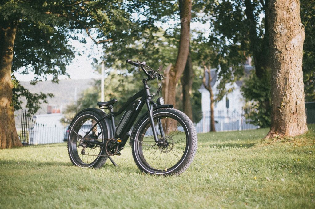 Vélo électrique Cube prix modèles, — vélo électrique Cube modèle en extérieur