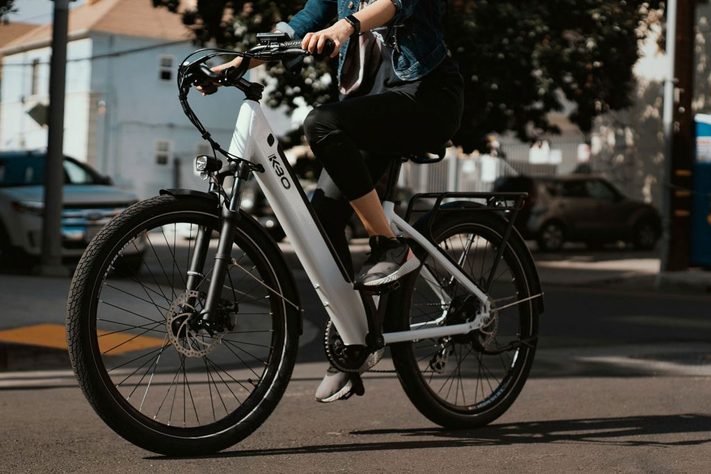 découvrez comment estimer l'autonomie de votre vélo électrique en fonction de la capacité de la batterie et de la marque. guide complet pour choisir le vélo adapté à vos besoins.