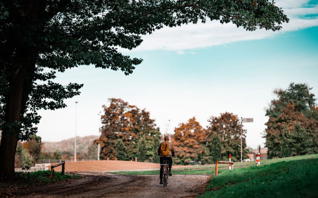 Faire du vélo tous les — personne faisant du vélo dans un parc