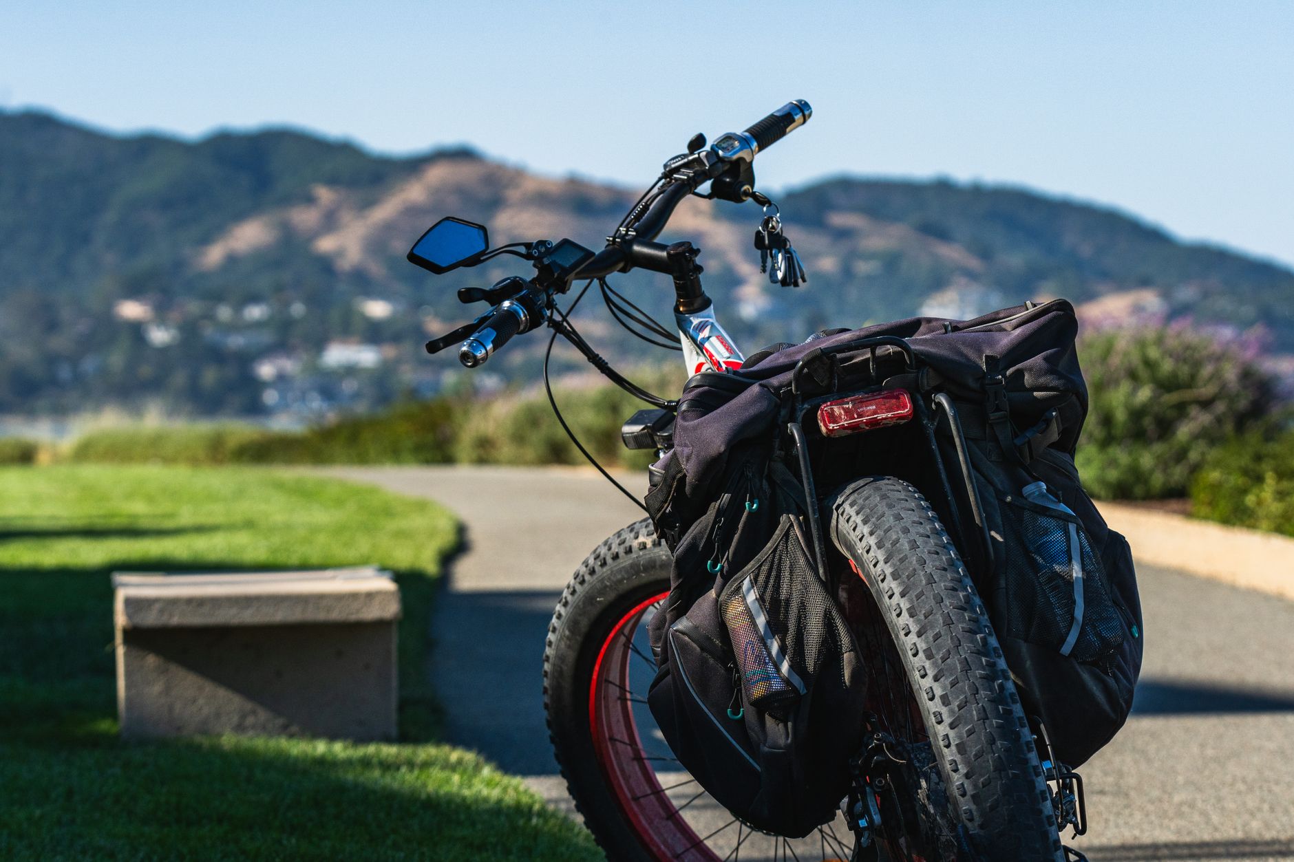 Fat bike ou VTT : des pneus conçus pour des terrains différents — fat bike sur un sentier de montagne