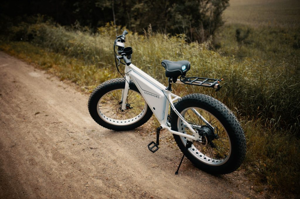 Fat bike ou VTT comment — fat bike sur un sentier de montagne