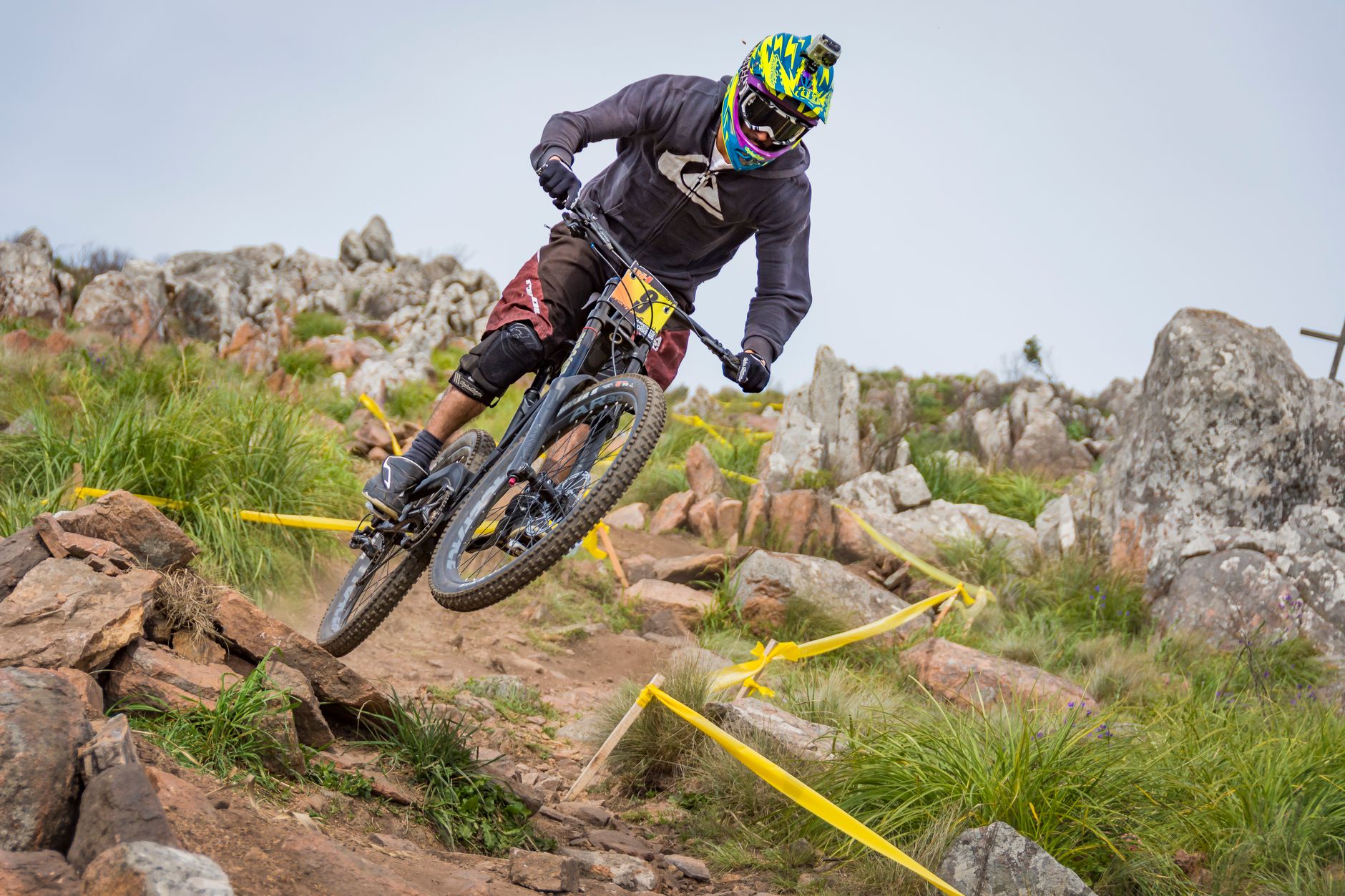 Pneu VTT 29 pouces : les critères déterminants pour bien choisir — pneu de VTT sur sentier rocheux