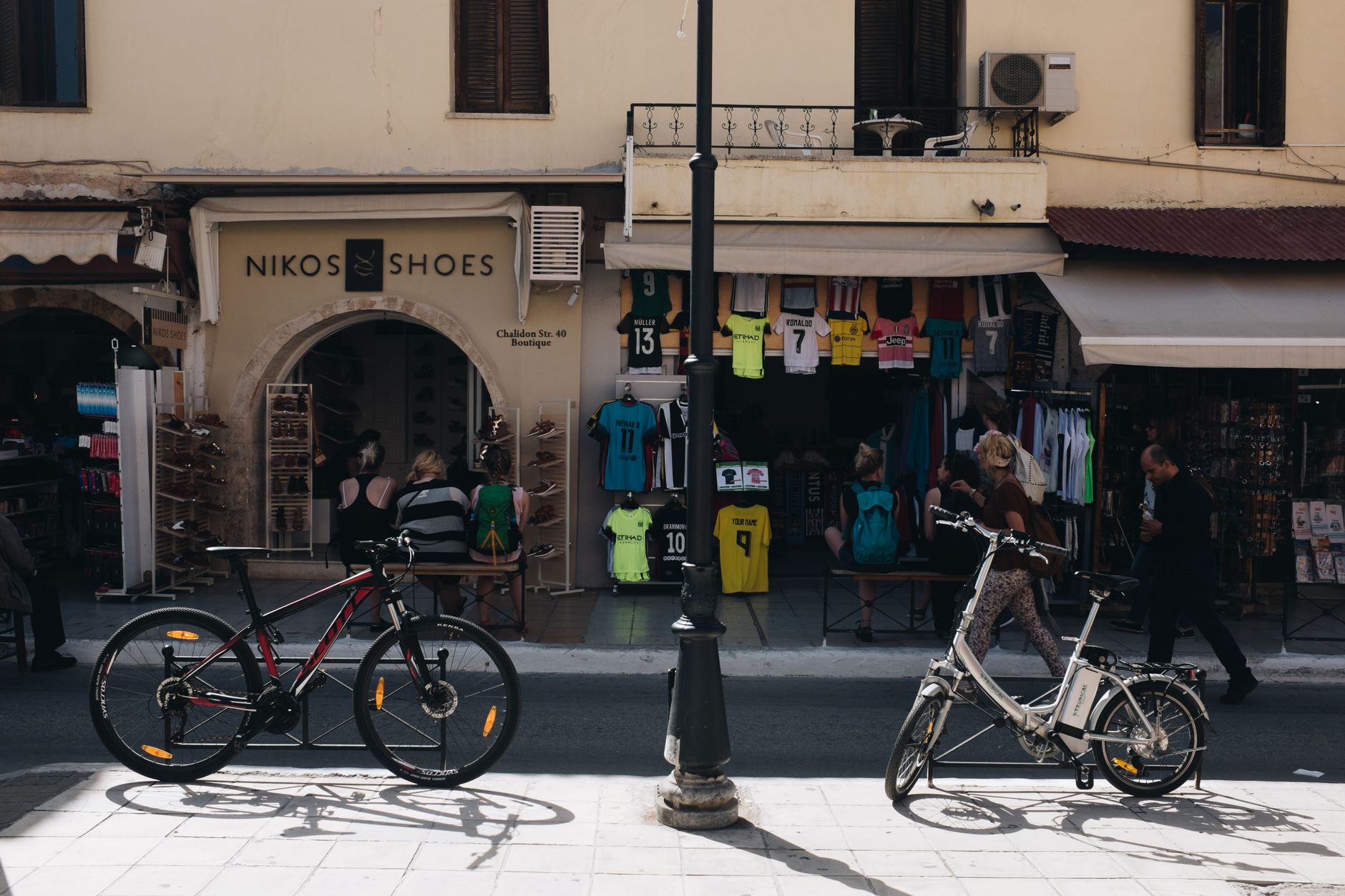 Comment choisir la meilleure marque de vélo selon son usage ? — différents types de vélos dans un magasin