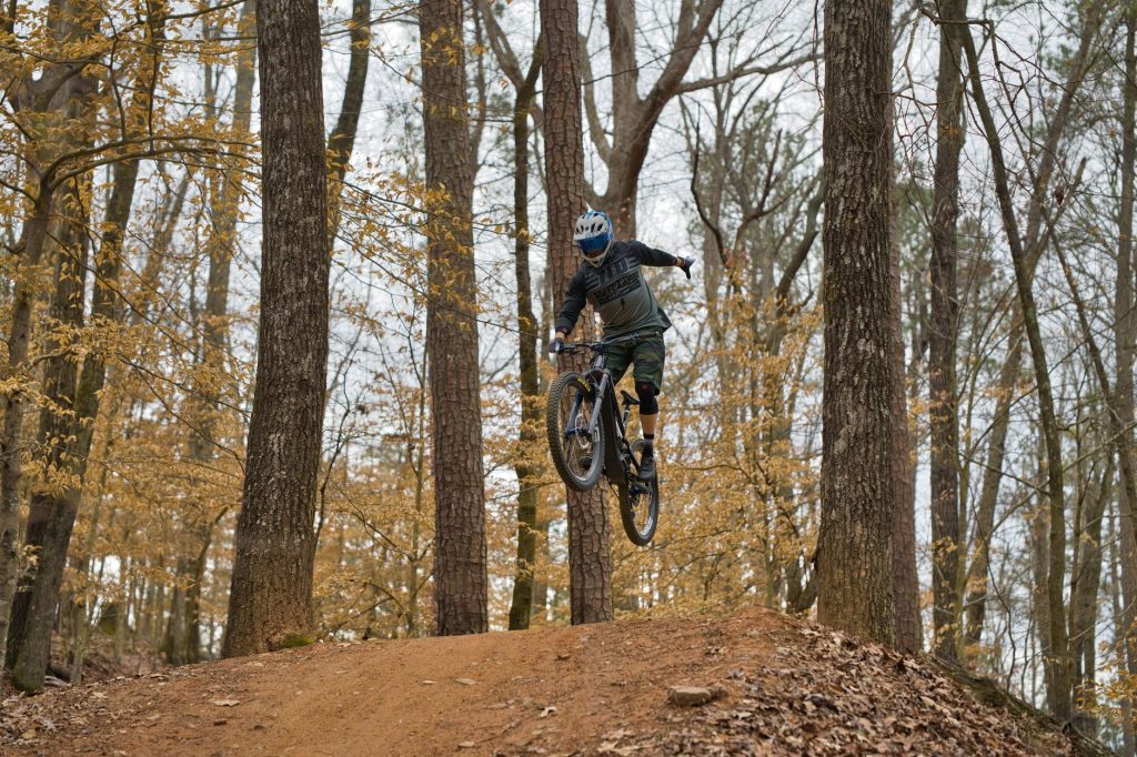 Meilleure marque de VTT rapport — VTT sur sentier en forêt