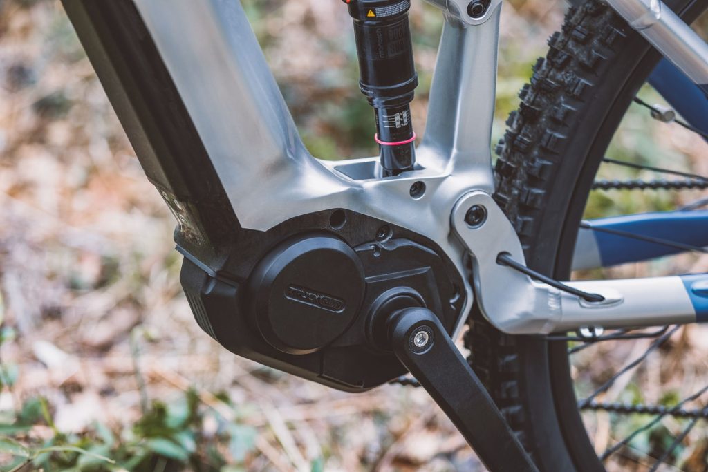 Vélo Megamo avis que valent — VTT électrique Megamo sur sentier