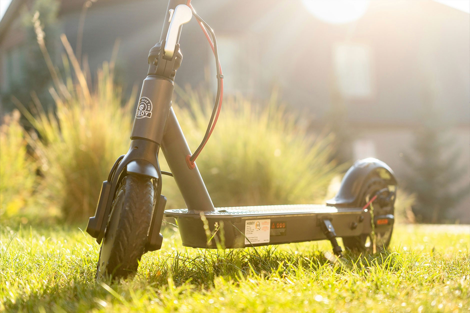 découvrez combien de temps il faut pour charger une trottinette électrique et les facteurs qui influencent la durée de recharge de sa batterie.