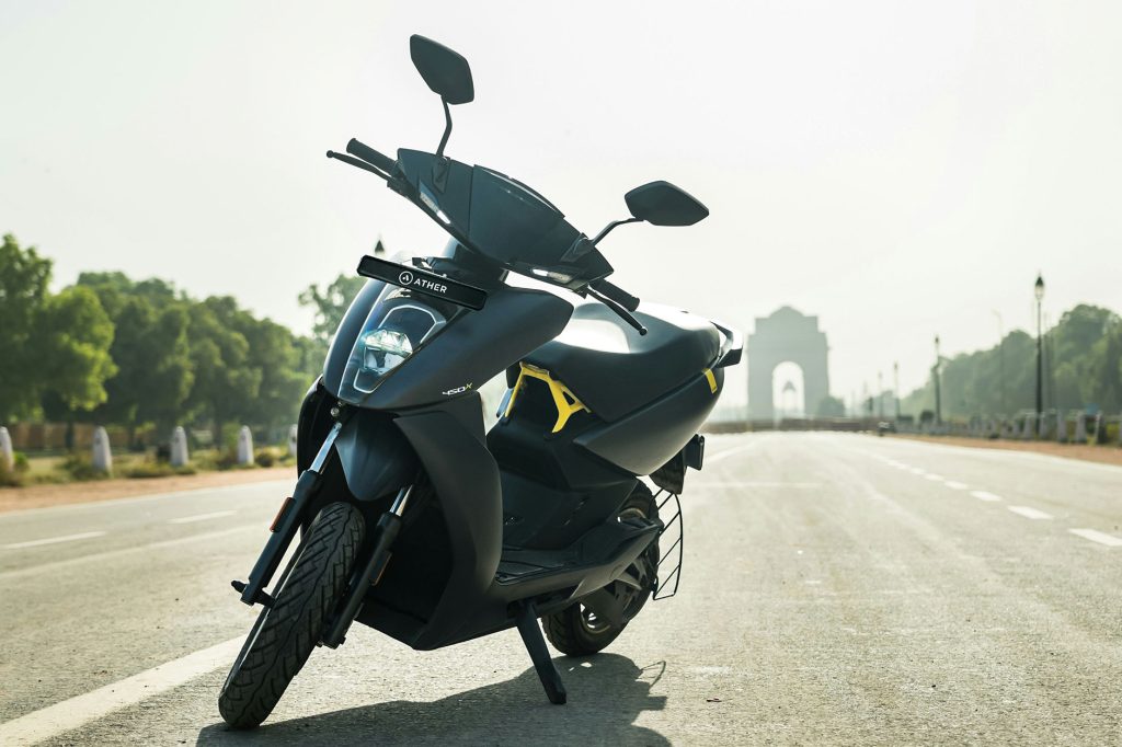 découvrez les démarches pour immatriculer un scooter pour la première fois : documents à fournir, étapes à suivre et conseils pour obtenir votre carte grise.