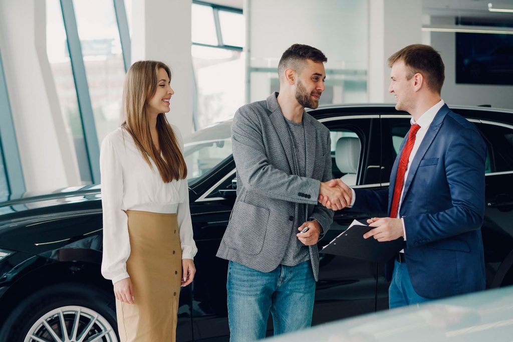 louez une voiture sans carte de crédit grâce à nos astuces : découvrez les solutions de paiement acceptées et les destinations où cette option est possible.