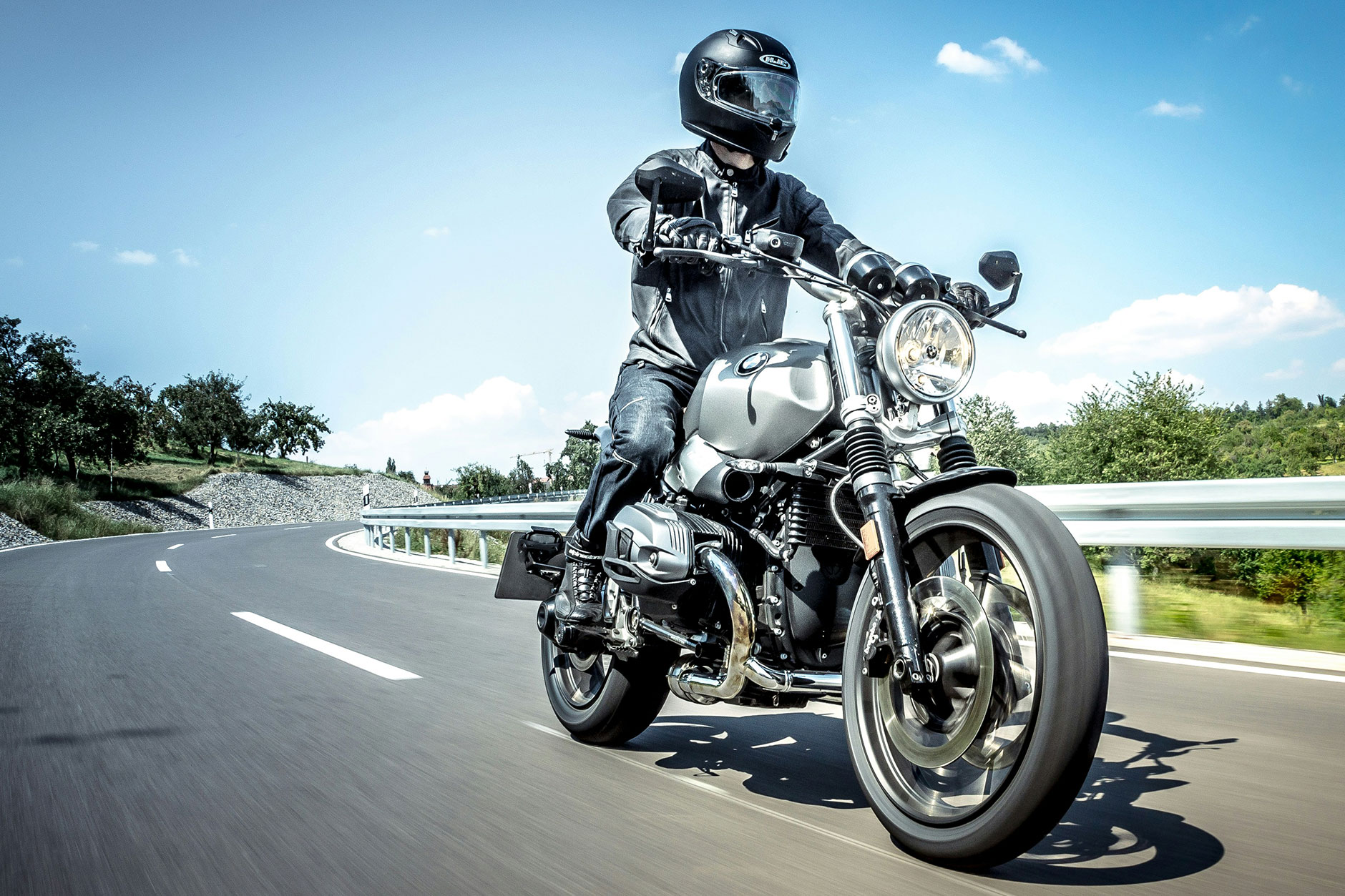 découvrez comment recharger une batterie moto avec ou sans chargeur, les méthodes adaptées, les bons conseils et les précautions pour éviter tout risque.