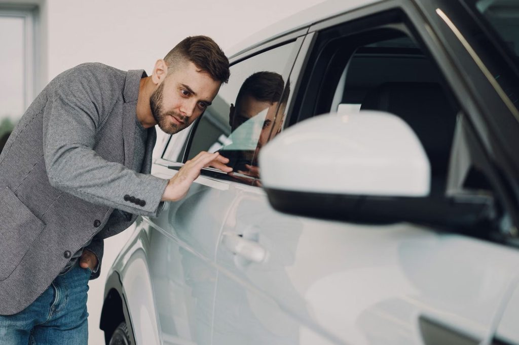 Voiture neuve en stock : comment choisir sans se précipiter ?