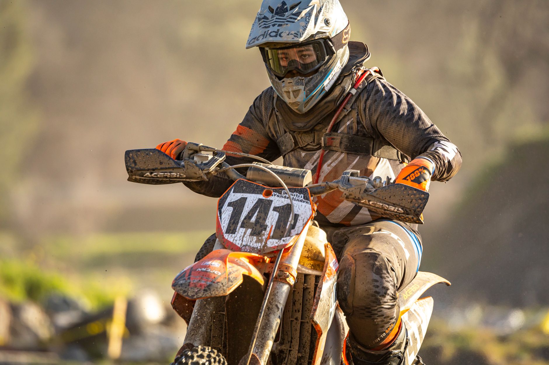 Prix d’une moto cross neuve : les repères selon la cylindrée — moto cross en course tout-terrain