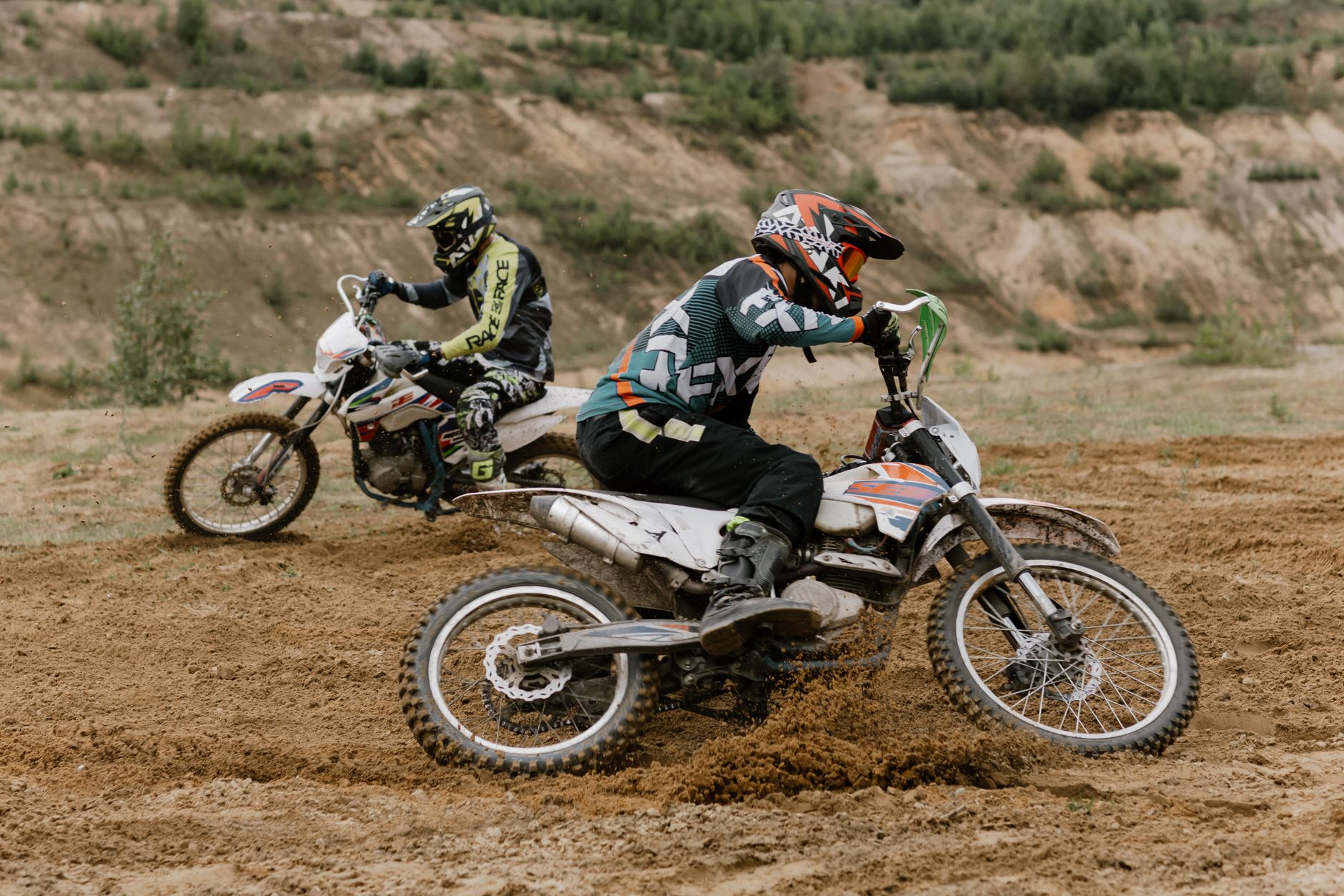 Combien coûte une moto cross — moto cross en course tout-terrain