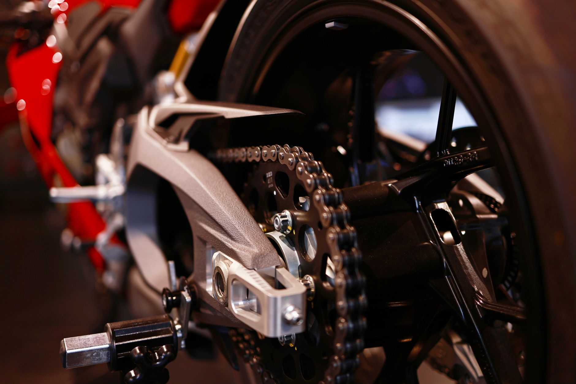 Pourquoi le graissage de chaîne moto protège la transmission — processus de lubrification chaîne moto