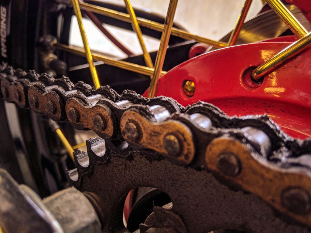 Comment graisser une chaîne moto — processus de lubrification chaîne moto