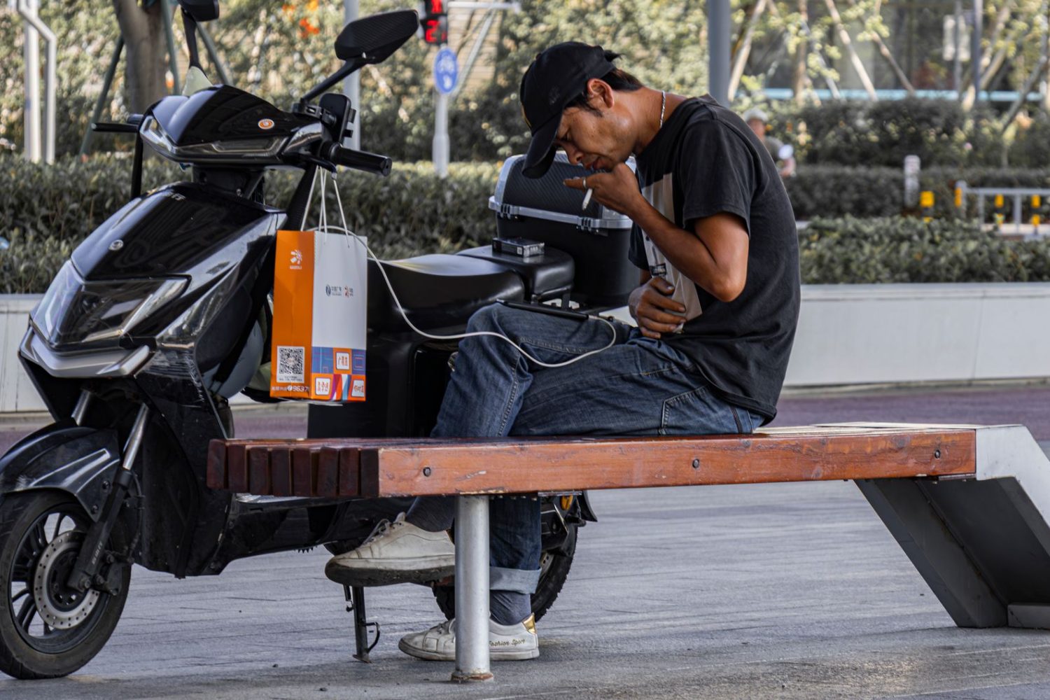 Comment recharger une batterie de scooter : méthodes avec ou sans chargeur