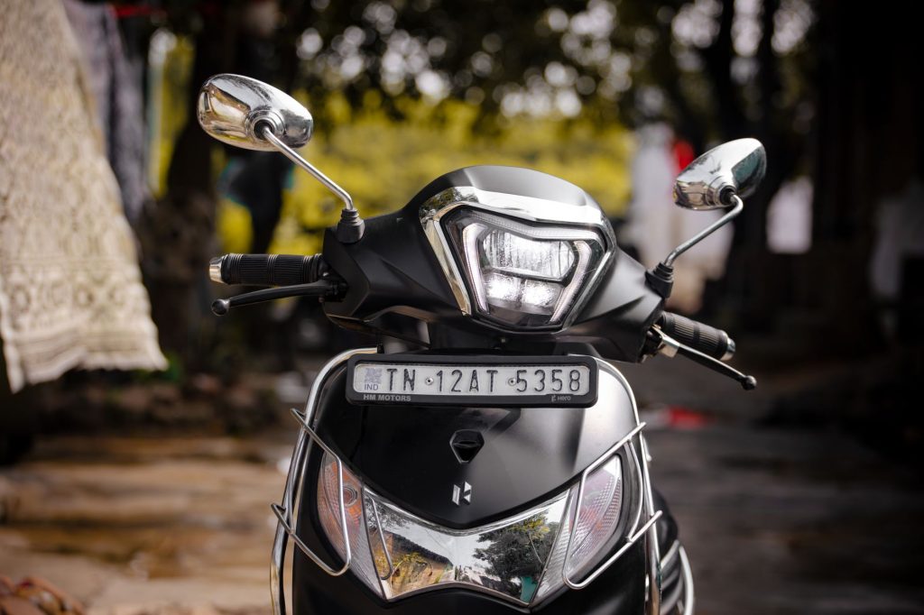 Comment savoir si un scooter — scooter garé avec plaque d'immatriculation
