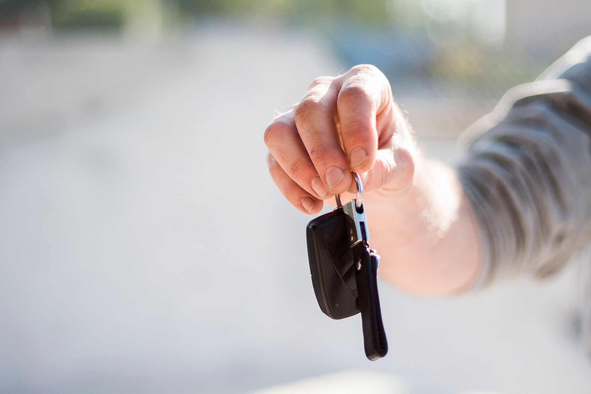 découvrez comment louer une voiture sans carte de crédit : moyens de paiement acceptés, astuces pratiques et destinations où cette option est possible.